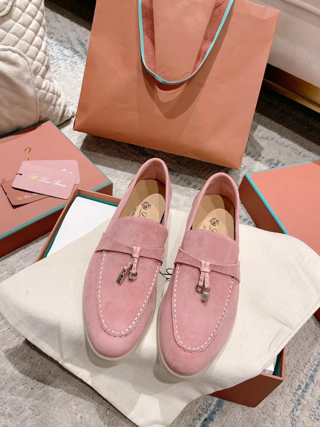 Factory price: 520💰4050 new color. Original purchase, 1⃣️: 1⃣️ folded and developed, Loro Piana professional model to try on feet, quality purchase level, flash sale of common products on the market, welcome to compare, original packaging. Fabric: Imported from Italy🐑High mercerized shearling, Lining: Hand-sewn mark thread in water-dyed cowhide imported from Italy🧵, high-end and elegant. Comfortable on the feet. Size: Women's 35-42 (41, 42) customized, non-returnable, men's 38-45 (46, 47, 48) customized, non-refundable. Fashionable boutiques that you can’t miss, a must-have item